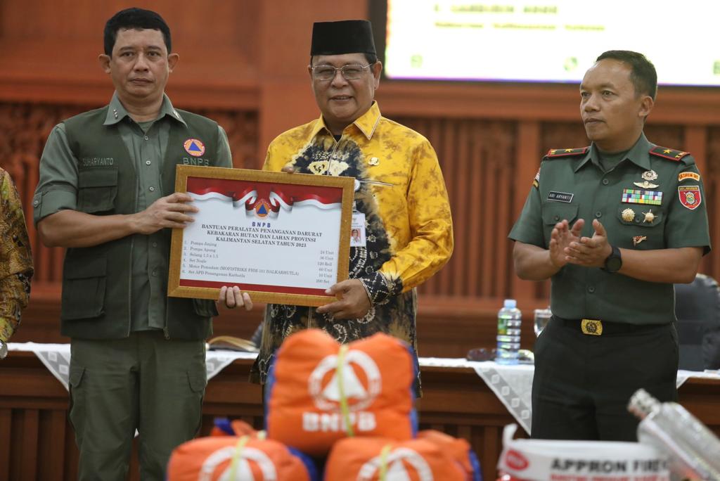 Kepala Badan Nasional Penanggulangan Bencana (BNPB) Letjen TNI Suharyanto S.Sos., M.M., memimpin Rapat Koordinasi dan Evaluasi Penanganan Karhutla di Kalimantan Selatan untuk mendukung upaya pemerintah daerah beserta seluruh jajaran forkopimda dalam mengendalikan kebakaran hutan dan lahan (karhutla) di Kalimantan Selatan pada hari Kamis (21/9).